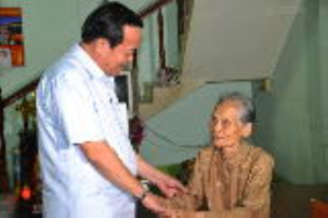 Trao huy hiệu 70 năm tuổi Đảng cho đảng viên Cao Thị Nghĩa