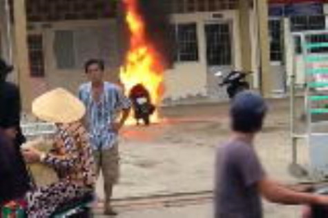Đốt xe ngay sân trụ sở thị trấn Sông Đốc