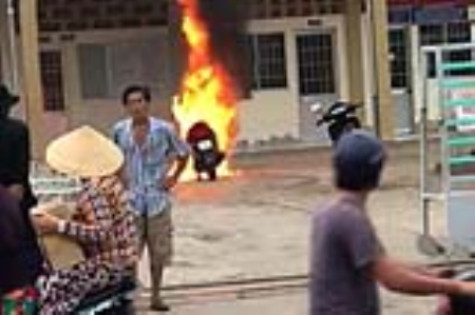 Xử phạt hành chính đối tượng tự đốt xe trước sân UBND thị trấn Sông Đốc