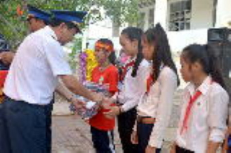 Hải đội 402 và thị trấn Rạch Gốc ký kết “Đồng hành với ngư dân”