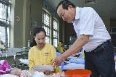 Phó bí thư Thường trực Tỉnh ủy thăm, tặng quà thiếu nhi