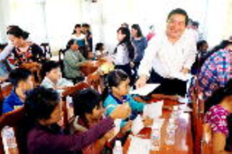 Thăm, tặng quà trẻ em có hoàn cảnh khó khăn