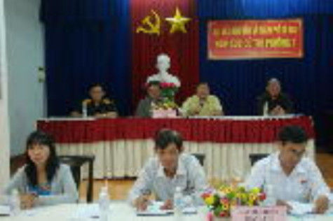 Chủ tịch UBND tỉnh chỉ đạo xử lý tình trạng cột điện nằm giữa lộ trong vòng 10 ngày