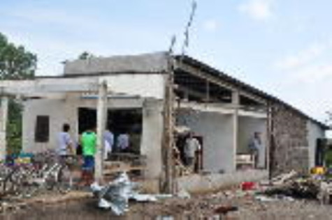 Khoảng 68 căn nhà bị sập, tốc mái do lốc xoáy