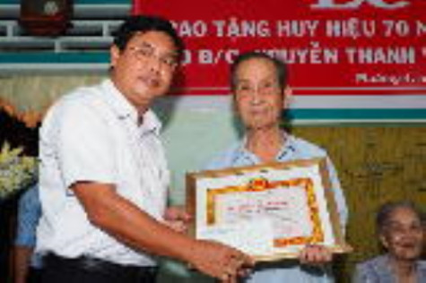 Trao Huy hiệu 70 năm tuổi Đảng cho ông Nguyễn Thanh Vân