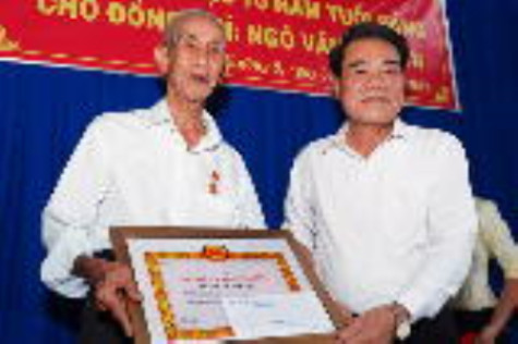 Ông Ngô Văn Truyền nhận Huy hiệu 70 năm tuổi Đảng