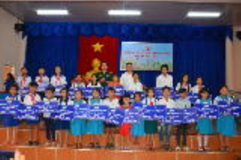 Gần 800 triệu đồng tiếp sức học sinh đến trường