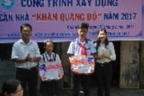 Trao tặng nhà “Khăn quàng đỏ”