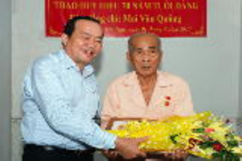 Trao Huy hiệu 70 năm tuổi Đảng cho ông Mai Văn Quảng