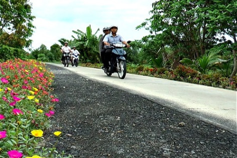 Phấn đấu phủ kín lộ ô-tô về trung tâm xã