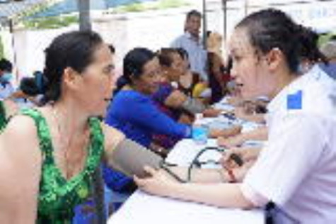 Lữ đoàn 962 về nguồn khám bệnh, tặng quà dân nghèo