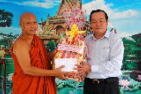 Thường trực Tỉnh uỷ chúc mừng lễ Sen Đôn-ta an toàn và tiết kiệm