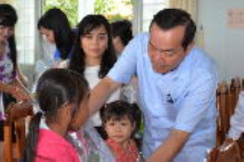 Thăm và tặng quà trẻ em dịp Trung thu