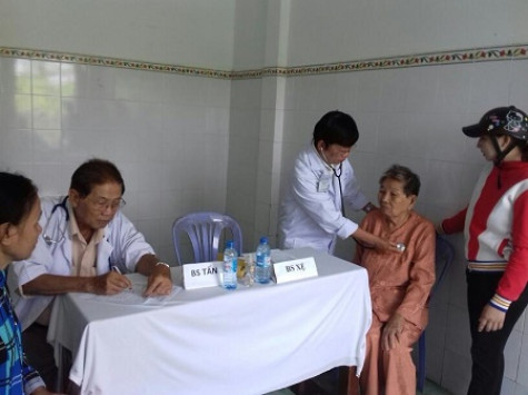 Khám bệnh miễn phí và tặng quà 200 đối tượng chính sách, người nghèo xã Tân Trung