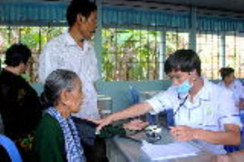 Hơn 1.100 lượt người dân được khám bệnh miễn phí và tặng quà