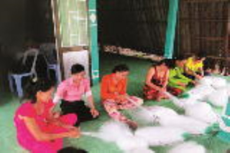 Thêm thu nhập từ nghề đan, vá lưới