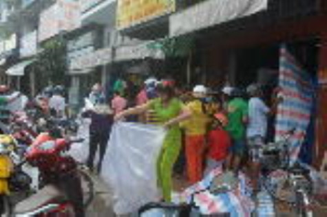 "Cháy" nhiều mặt hàng thiết yếu chống bão 