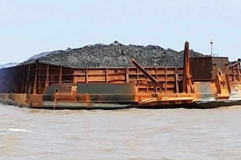 Phát hiện sà lan trôi dạt trên biển