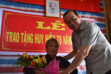 Trao Huy hiệu 70 năm tuổi Đảng cho đảng viên Nguyễn Ngọc Thể