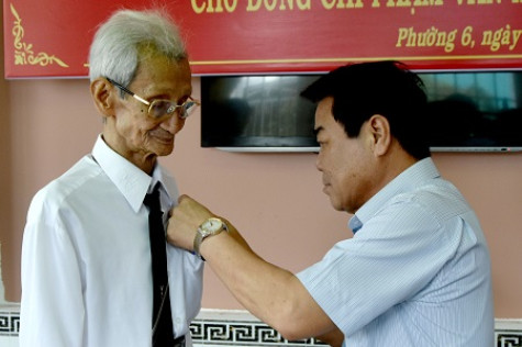 Trao Huy hiệu 70 năm tuổi Đảng cho đảng viên Phạm Văn Minh