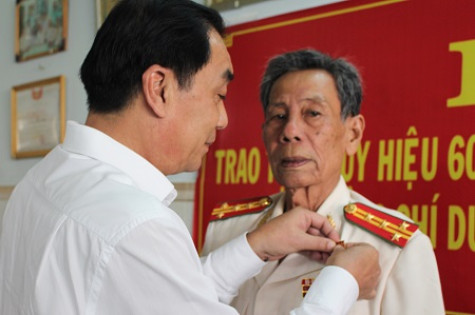 Trao Huy hiệu 60 tuổi Đảng cho ông Dương Hòa Huấn