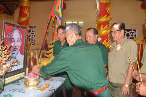 Máu hồng, cờ Đảng thắm quê hương