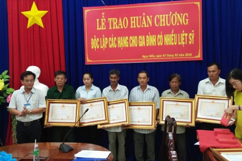 Trao tặng 9 huân chương Độc lập