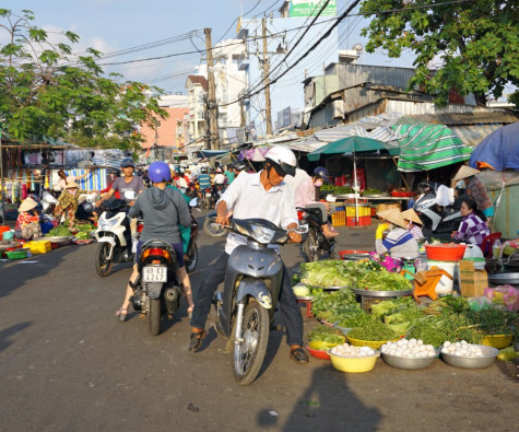 Quyết tâm lập lại trật tự lòng đường, vỉa hè