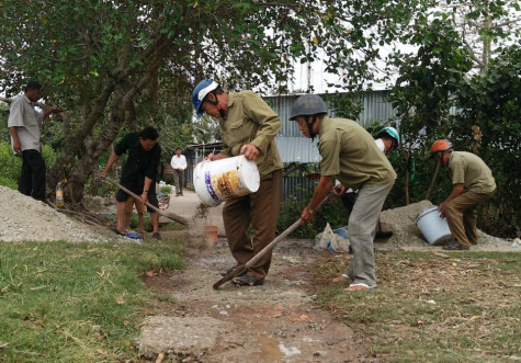 Tiên phong sửa lộ nông thôn