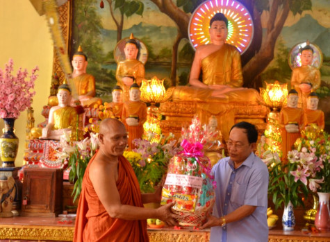 Thăm, chúc Tết Chôl Chnam Thmây đồng bào Khmer tại chùa Monivongsa Bopharam