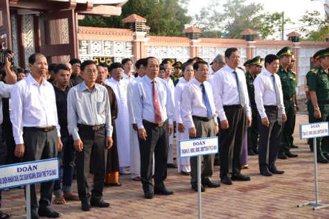 Dâng hương báo công ngày thống nhất đất nước
