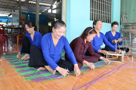 Tạo việc làm từ nghề đan chiếu