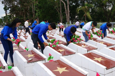 Thay mới gần 1.700 chậu hoa sen trên mộ phần liệt sĩ