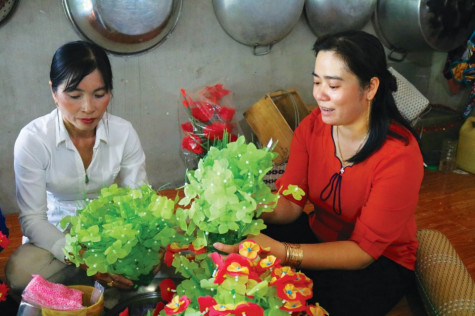 Đảng với dân Phú Thuận cùng vượt khó