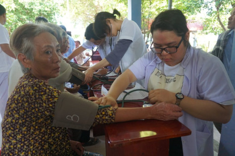 Hơn 400 người dân tại xã Phong Lạc được khám, phát thuốc miễn phí