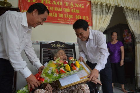 Trao Huy hiệu 60 năm, 70 năm tuổi Đảng cho cán bộ, đảng viên lão thành