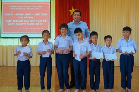 Tặng 178 suất quà cho trẻ em có hoàn cảnh đặc biệt
