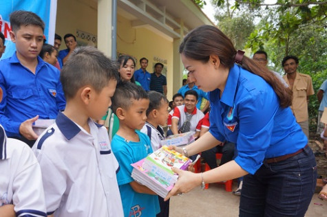 Tiếp sức học sinh nghèo xã Trí Lực đến trường