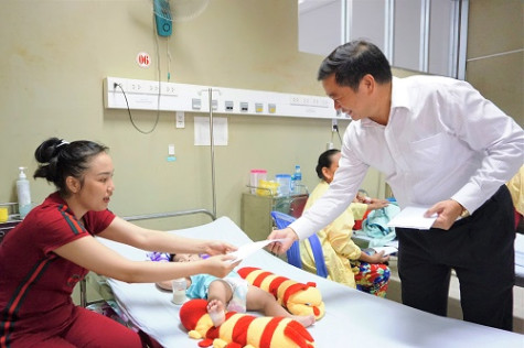 Trao gần 400 suất quà cho trẻ em nhân ngày 1/6