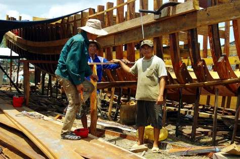 Ngư dân Đá Bạc đóng tàu vươn khơi