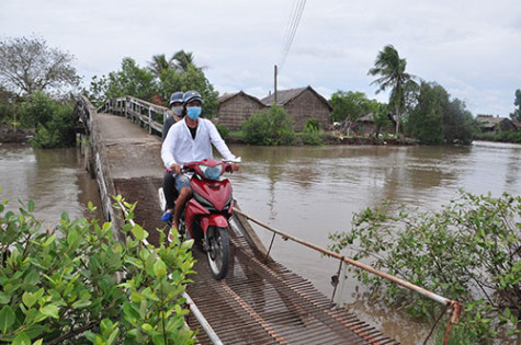 Cầu, lộ xuống cấp, người dân lo sợ