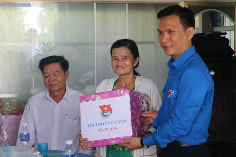Trao nhà tình nghĩa cho cựu cán bộ Khu đoàn