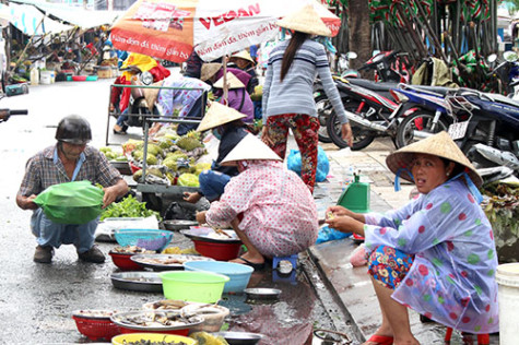 Mưa liên tục, chợ vắng khách