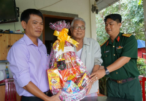 Thăm, tặng quà các chú nguyên lãnh đạo tỉnh qua các thời kỳ