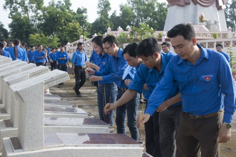 Thăm và tặng quà mẹ Việt Nam anh hùng