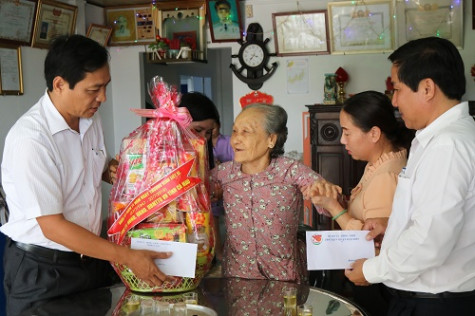 Thăm, tặng quà gia đình thương binh liệt sĩ