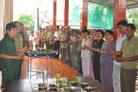 Ấm lòng mâm cơm cúng đồng đội