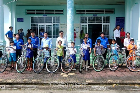 Tặng xe đạp, học bổng cho học sinh nghèo xã Tân Phú, huyện Thới Bình