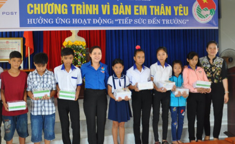 Trao tặng 600 quyển tập đến học sinh nghèo xã Khánh Hoà, huyện U Minh