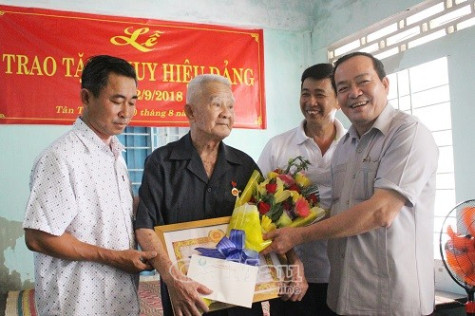 Trao huy hiệu 70 năm tuổi Đảng cho đảng viên Nguyễn Trung Trực